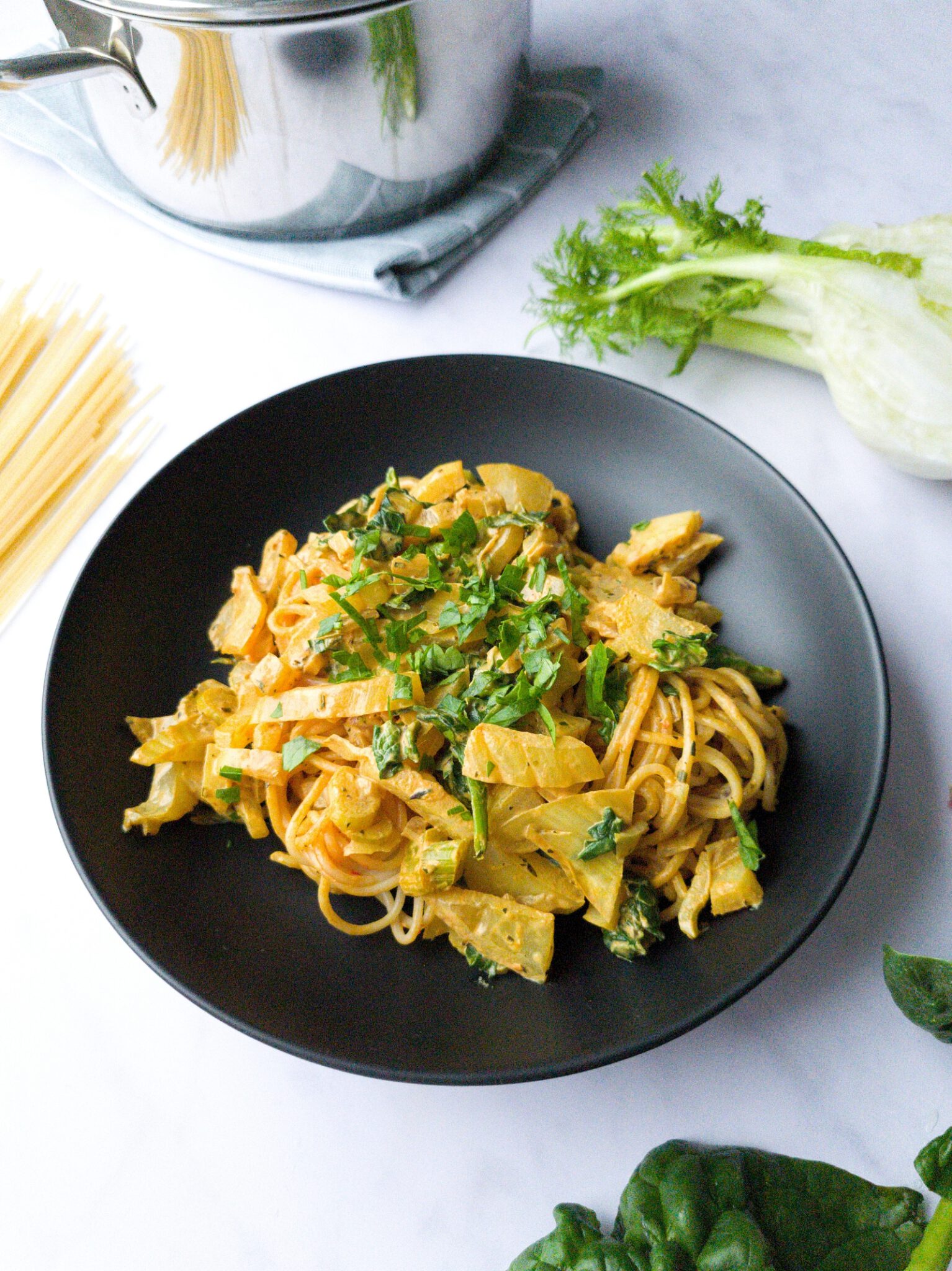 Schnelle cremige Spaghetti mit Fenchel und Spinat